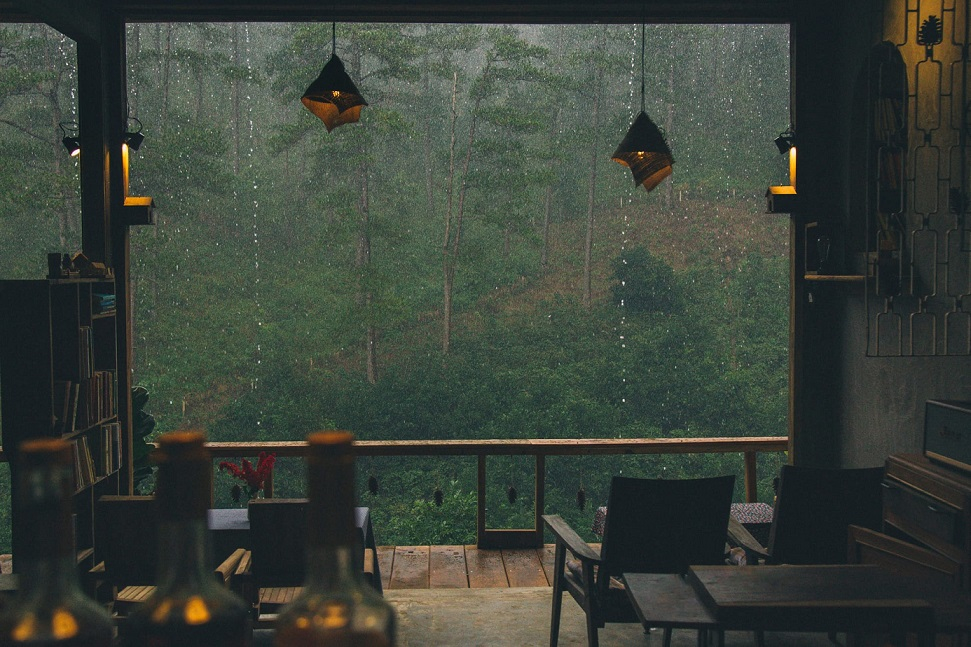 If travel to Da Lat on rainy days, visitors can spend a lazy day sitting by the window watching the rain
